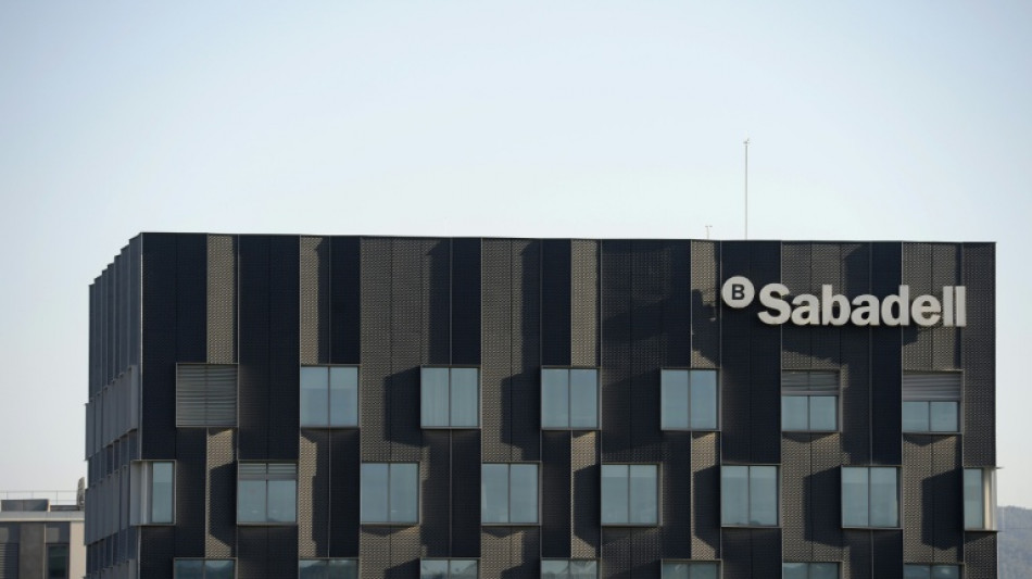 El banco espa&ntilde;ol BBVA anuncia el pago de un dividendo excepcional en plena opa por su rival Sabadell