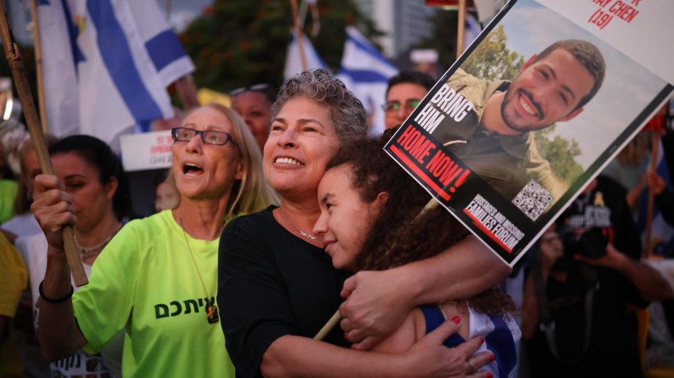 Applauso alla notizia della liberazione in piazza a Tel Aviv