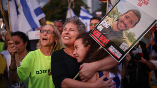 Applauso alla notizia della liberazione in piazza a Tel Aviv