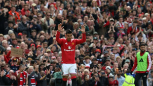 Casemiro se despede do United com vit&oacute;ria sobre Forest; Old Trafford pede perman&ecirc;ncia de Carrick