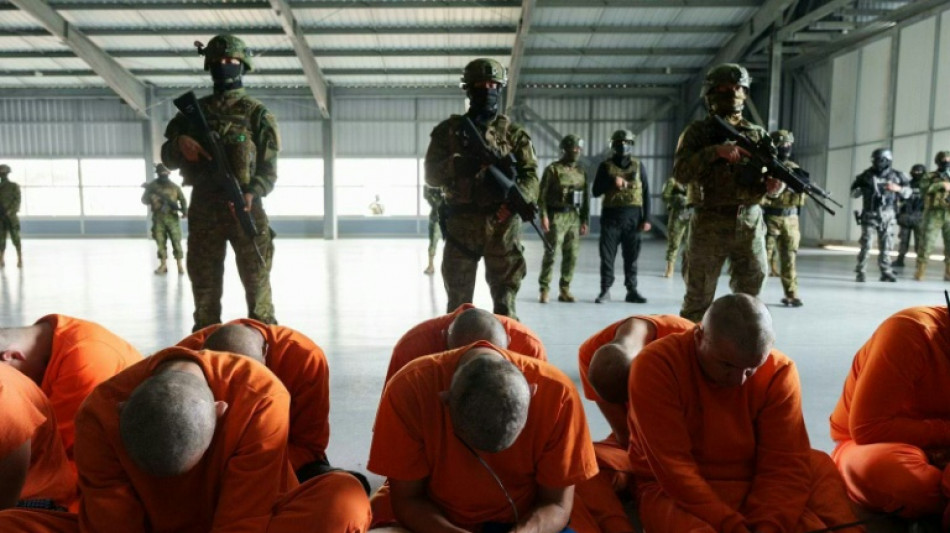 Ecuador traslada a los primeros 300 presos a una megac&aacute;rcel tras matanza