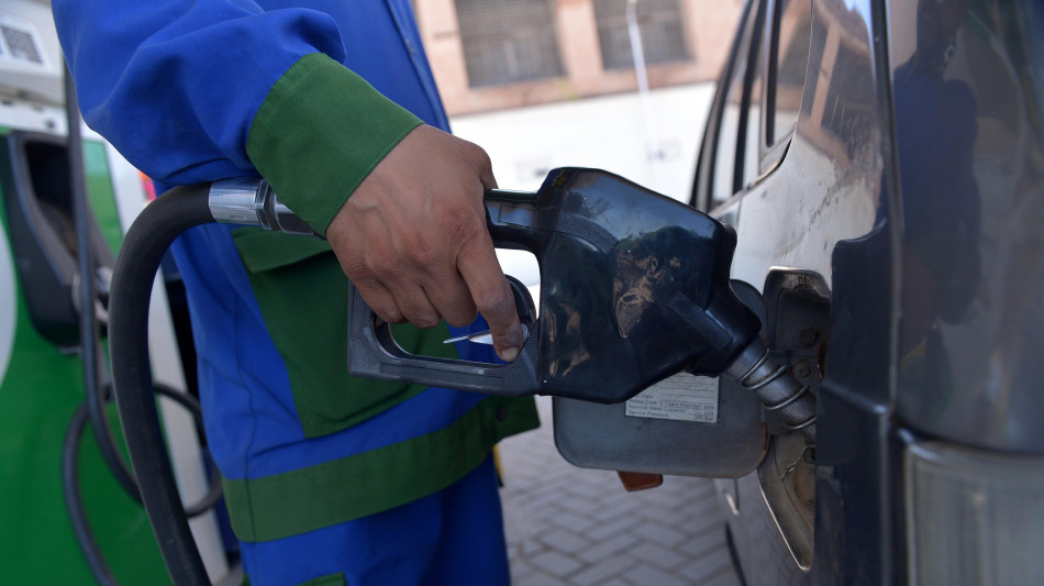 Prezzo petrolio in aumento, Wti scambiato a 85,11 dollari