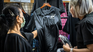 Thaïlande: après la mort de Sirikit, les vendeurs de vêtements de deuil en difficulté