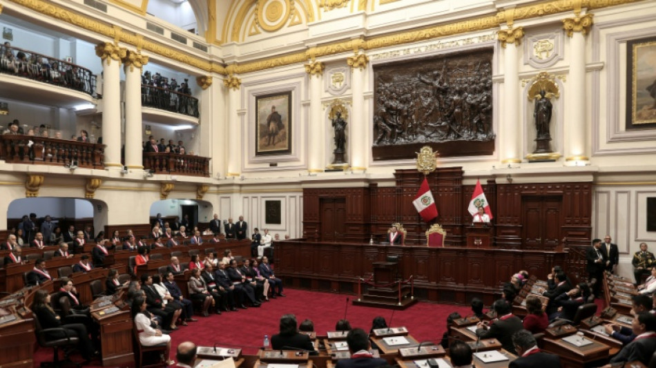 Esc&aacute;ndalo en el Congreso de Per&uacute; por la legisladora "cortau&ntilde;as" 