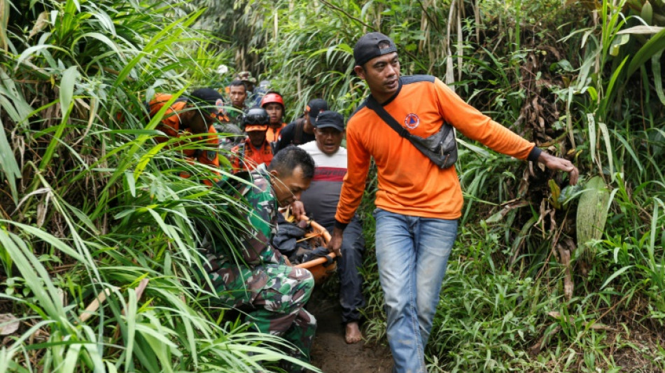 Suben a 13 los muertos por erupci&oacute;n volc&aacute;nica en Indonesia