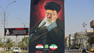 Le cercueil du guide supr&ecirc;me iranien Khamenei entame sa route vers l'Irak