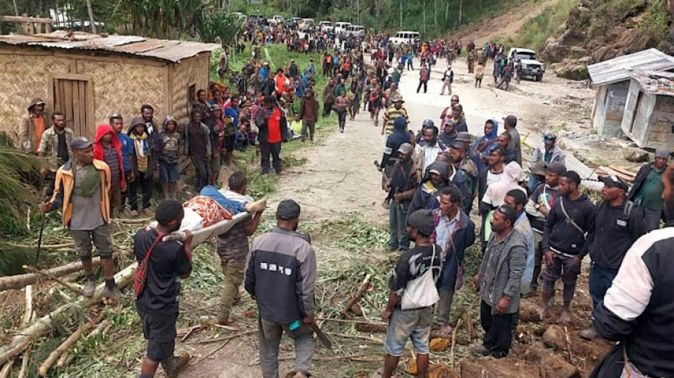 Papouasie-Nouvelle-Guin&eacute;e: arriv&eacute;e des secours sur les lieux d'un important glissement de terrain