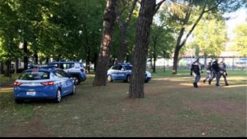 Tenta di strangolare un bimbo di tre anni al parco a Brescia, arrestato