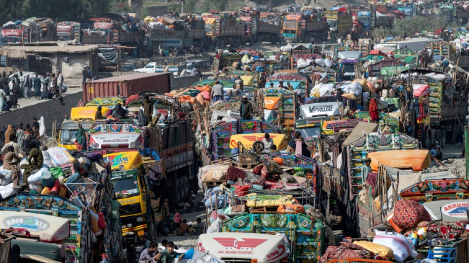 Tens of thousands of Afghans flee Pakistan as deadline looms