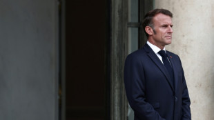 Presidente francês expressa apoio a primeiro-ministro ante moção que pode derrubar governo