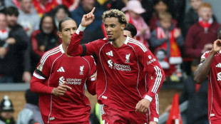 Liverpool vence Everton (2-1) e mant&eacute;m campanha 100% no Ingl&ecirc;s; United bate Chelsea