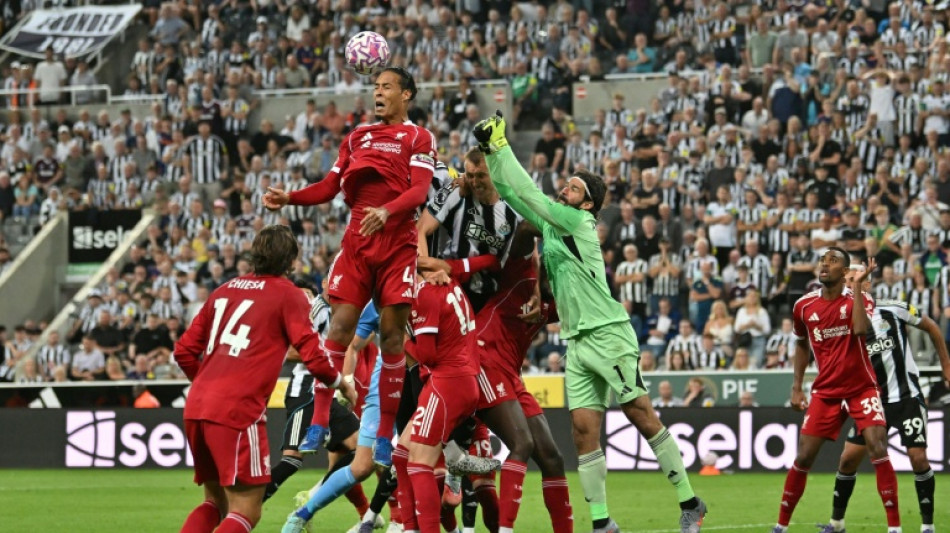 El Liverpool gana 'in extremis' a un Newcastle con un hombre menos
