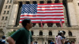 Wall Street ouvre en baisse, plomb&eacute;e par les incertitudes