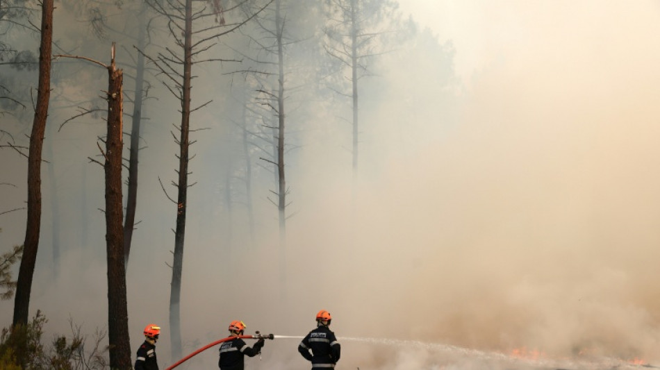 En Gironde, l'incendie monstre est d&eacute;sormais "&agrave; 15 km" de l'agglom&eacute;ration de Bordeaux
