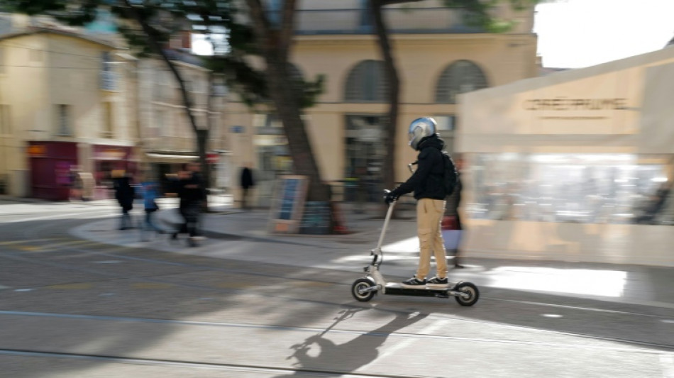 Par&iacute;s obliga a usuarios de patinetas el&eacute;ctricas a llevar casco ante aumento de lesiones