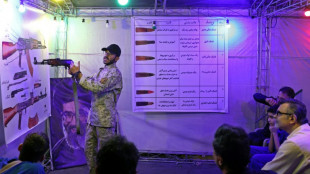 Civis iranianos aprendem a manejar armas para se defender dos EUA