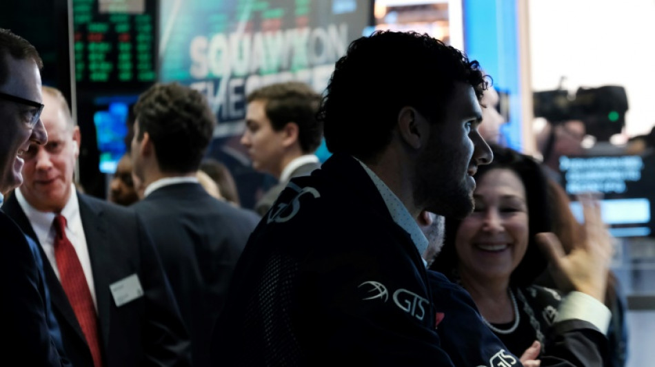 Wall Street &eacute;volue de peu dans le vert en attendant des nouvelles de la Fed