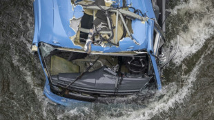 Mindestens f&uuml;nf Tote bei Sturz eines Busses in Fluss in Spanien