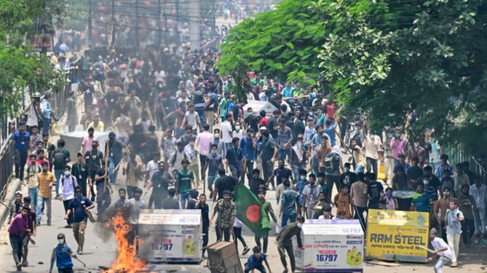 Bangladesh: 32 morts dans les violences, la TV d'&Eacute;tat en feu, l'internet coup&eacute;