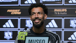 Vozinha &eacute; apresentado no Colo Colo: 'Sempre acreditei que era jogador de time grande'