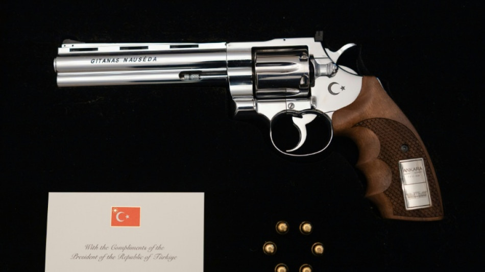 Erdogan regala una pistola con seis balas a los l&iacute;deres en la cumbre de la OTAN