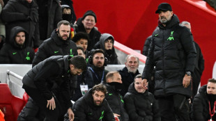 Kollision mit Klopp: Tsimikas erleidet Schl&uuml;sselbeinbruch