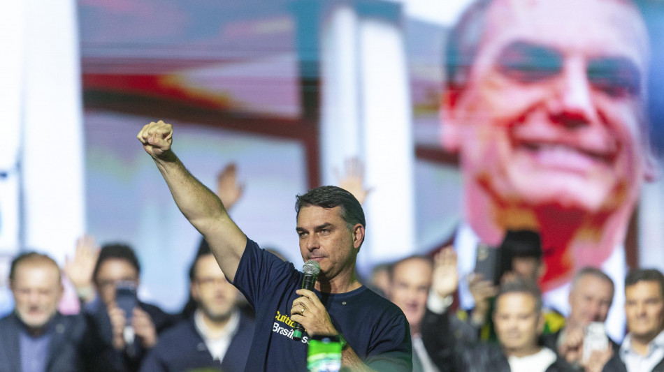 Brasile, Flavio Bolsonaro recupera terreno su Lula nei sondaggi