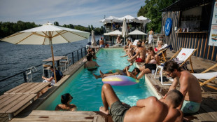 Parisienses ricos encontram sua Riviera &agrave;s margens do Sena para escapar do calor