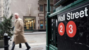 Wall Street termine en ordre dispers&eacute;, profite du repli des taux obligataires