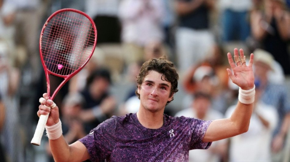 Jo&atilde;o Fonseca vence Djokovic em virada &eacute;pica e vai &agrave;s oitavas de Roland Garros