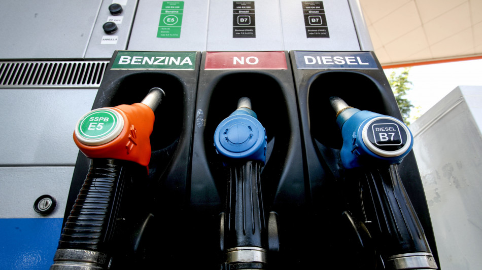 Continuano i rincari dei carburanti, benzina self a 1,877 euro, diesel a 1,985