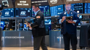 Wall Street ouvre en baisse, dig&egrave;re encore la communication de la Fed
