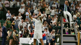 Djokovic sofre, mas vence em sua estreia em Wimbledon