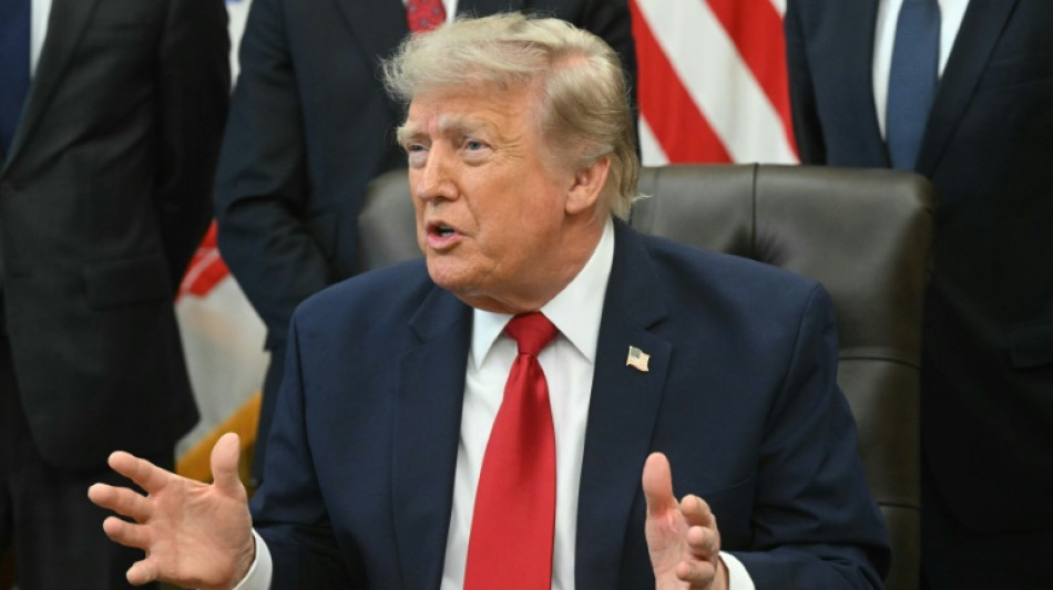 EUA intensifica bombardeios contra Ir&atilde;, mas recua sobre taxa para cruzar Ormuz