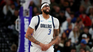 Mavs' Davis has ligament damaged in left hand: report