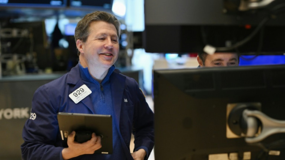 Wall Street interrompt la s&eacute;rie de records et conclut divis&eacute;e