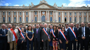 Emeutes: Macron devant 250 maires pour comprendre et esquisser la r&eacute;ponse