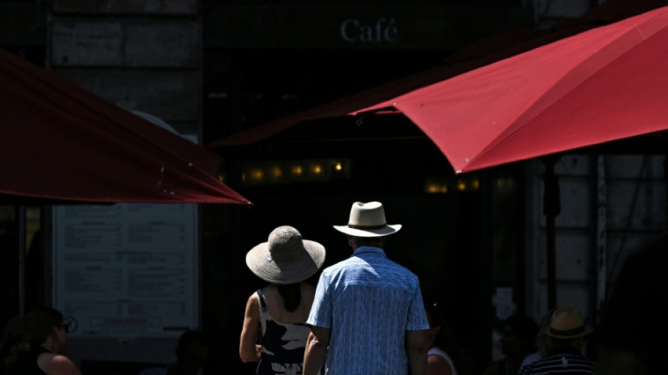 Canicule: 11 d&eacute;partements quittent la vigilance rouge, des h&ocirc;pitaux "satur&eacute;s"