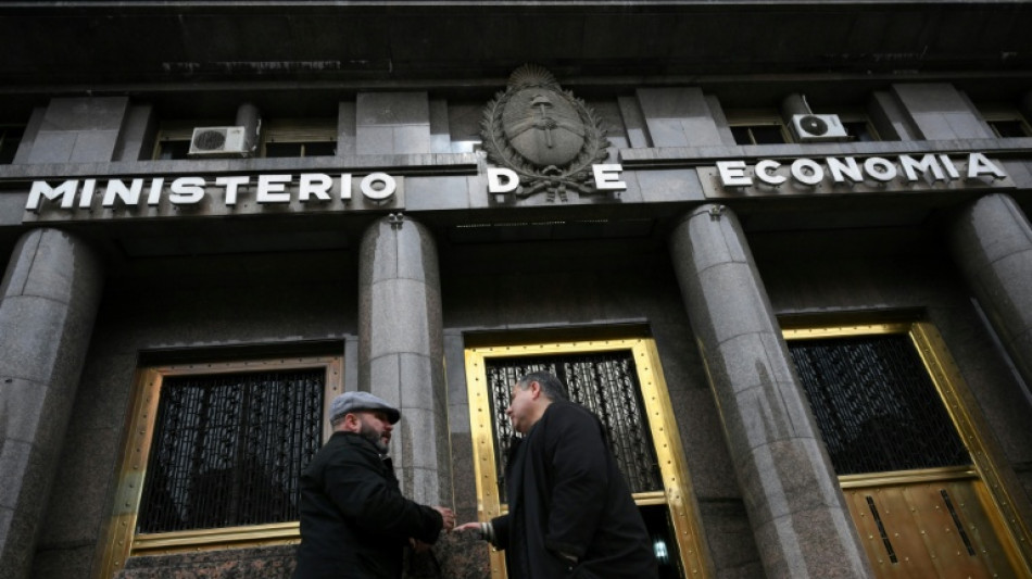 Peso argentino bajo presi&oacute;n pese a auxilio de EEUU en la recta final a las legislativas