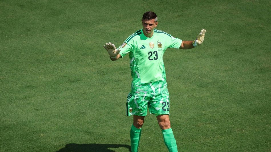 Chelsea holt Keeper Mart&iacute;nez von Aston Villa