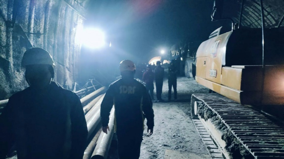 &Iacute;ndia suspende resgate de trabalhadores presos em t&uacute;nel por temor de desabamento