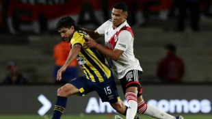 Suspenden a niños del argentino Newell's por fotografiarse con un jugador rival