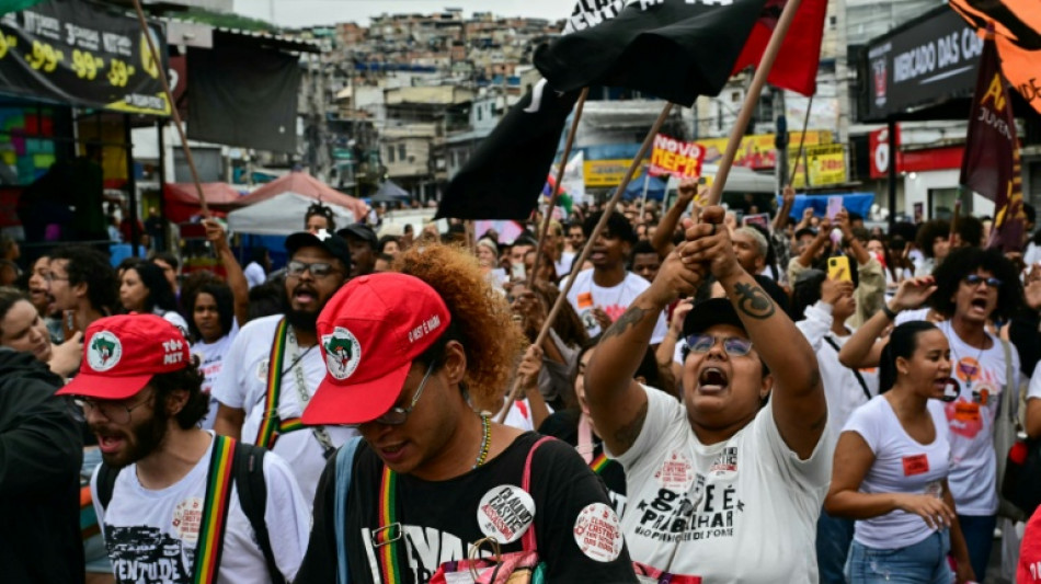 Ap&oacute;s opera&ccedil;&atilde;o mais letal da hist&oacute;ria, revolta toma conta das ruas da Vila Cruzeiro