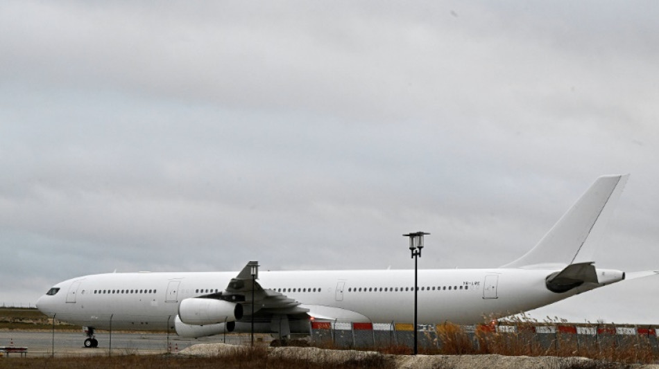 Soup&ccedil;ons de traite des &ecirc;tres humains: vers un maintien des passagers indiens dans l'a&eacute;roport
