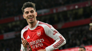 Arsenal vence Burnley e fica perto do t&iacute;tulo ingl&ecirc;s