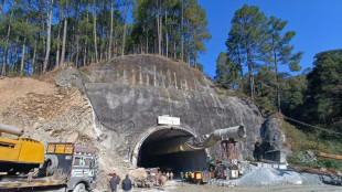 Socorristas lutam por salvar 40 trabalhadores bloqueados em t&uacute;nel que desabou na &Iacute;ndia