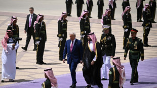 Auftakt der Golf-Reise: Trump mit großem Pomp in Saudi-Arabien empfangen