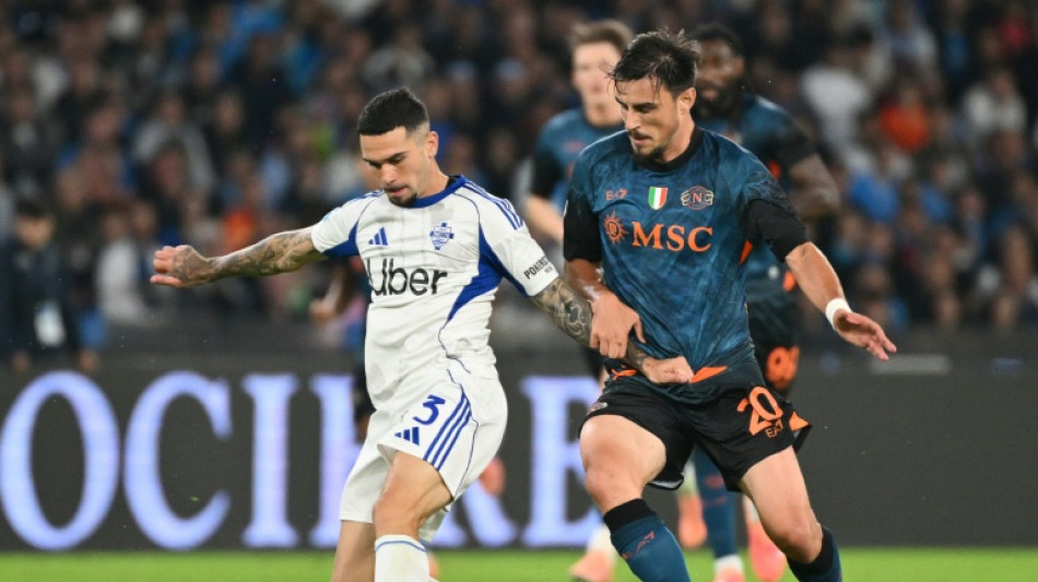 Napoli trope&ccedil;a com Como no Italiano e fica com lideran&ccedil;a amea&ccedil;ada
