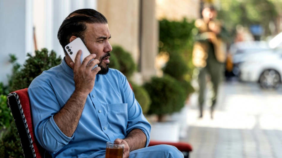 Afganist&aacute;n proh&iacute;be el uso del smartphone a los empleados p&uacute;blicos