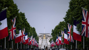 Presidente francês chega ao Reino Unido, a primeira visita de um líder europeu desde o Brexit